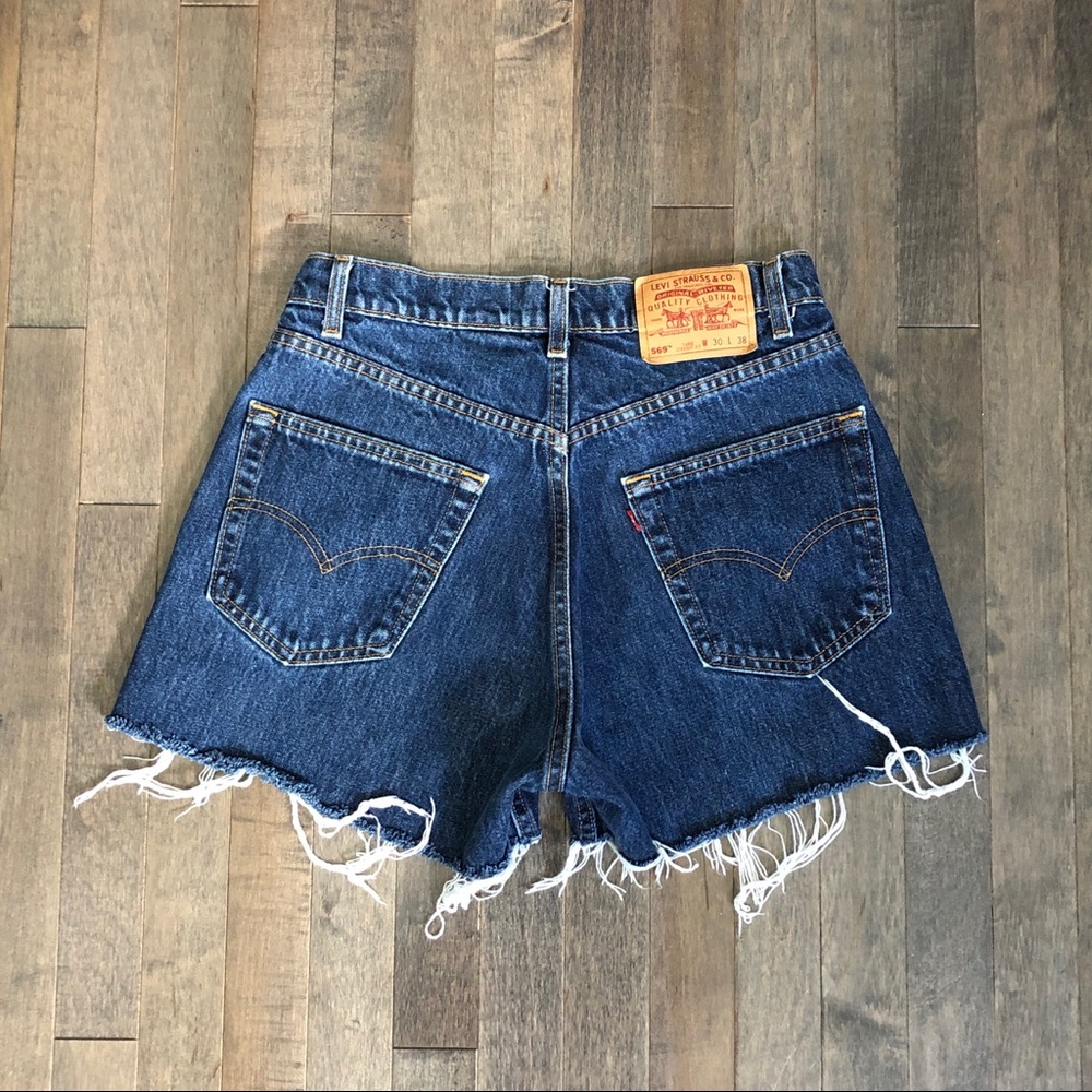Vintage Levi’s 569 cut off jean shorts!!!